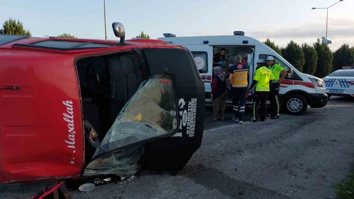 Fındık işçilerini taşıyan minibüs takla attı: 15 yaralı
