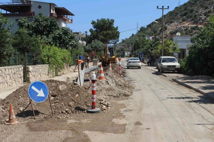 Finike’de, eskiyen içme suyu boru hattı  yenileniyor
