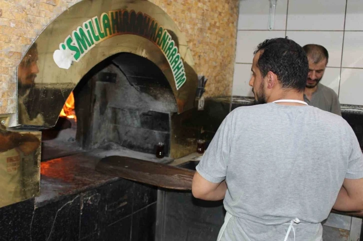 Fırın işçilerinin 40 derecelik sıcakta zorlu mesaisi
