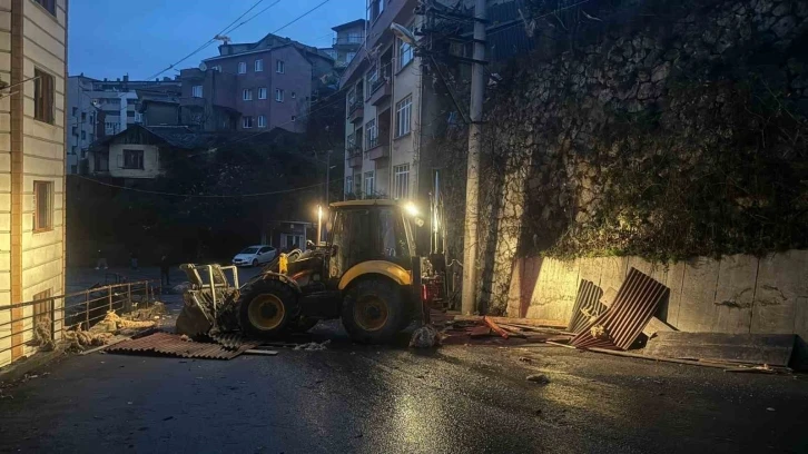 Fırtınada garajın çatısı uçtu, o anlar kamerada
