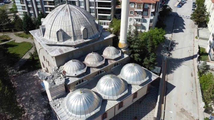 Fırtınada minaresi yıkılan cami havadan görüntülendi
