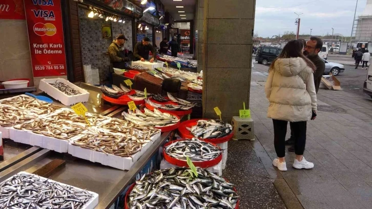 Fiyatının artması ve ince olması hamsiye olan talebi azalttı