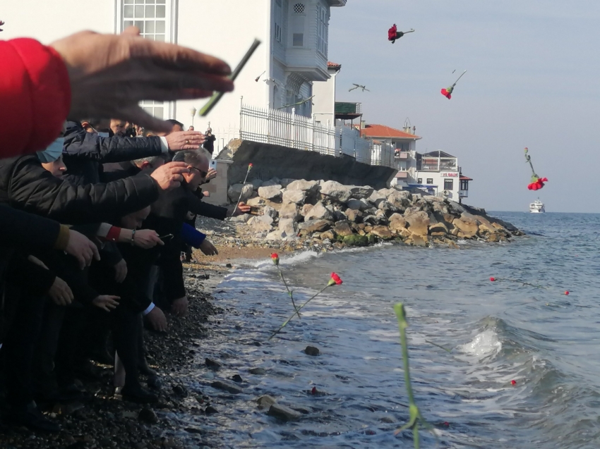 Bursa'da mübadiller atalarını denize karanfil bırakarak andı