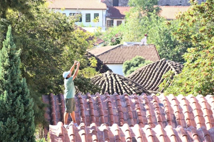 Fotoğraf çekmek için yasak dinlemeden tarihi yapının çatısına çıktı, hem şaşırttı hem güldürdü
