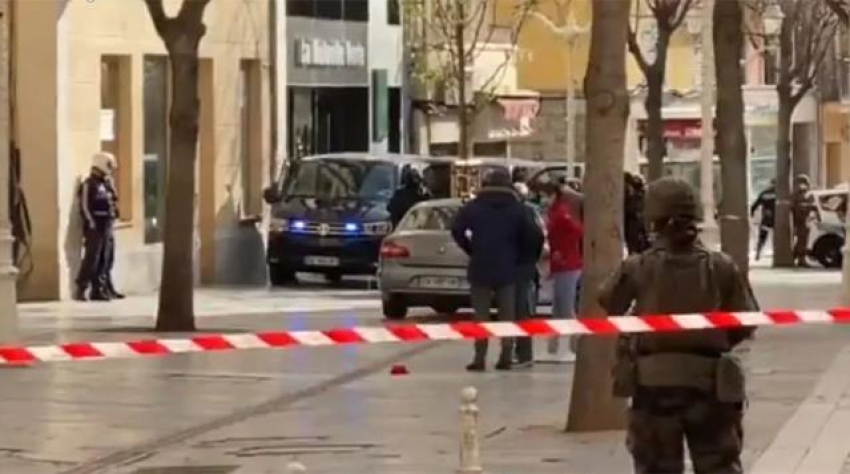 İçinde kesik insan kafası olan bir kutu sokağa fırlatıldı