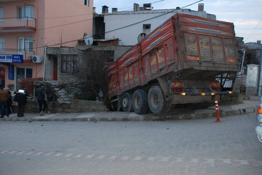 Freni boşalan kamyon eve çarptı