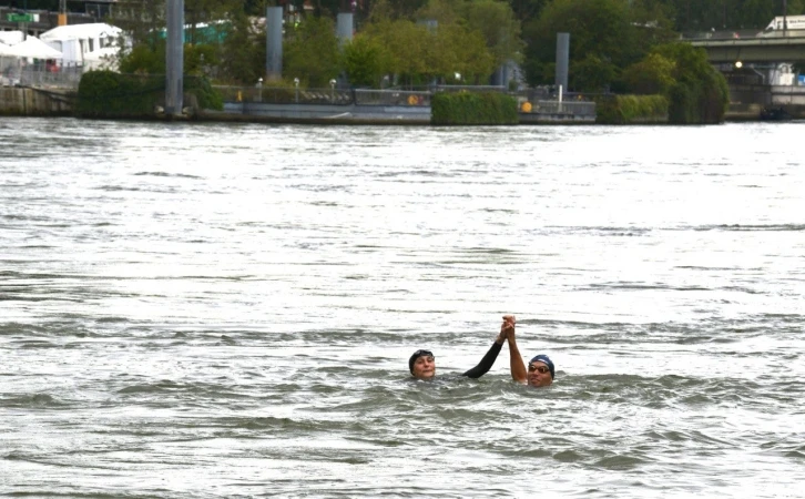 Fransa Spor Bakanı olimpiyatlara 13 gün kala Sen Nehri’nde yüzdü
