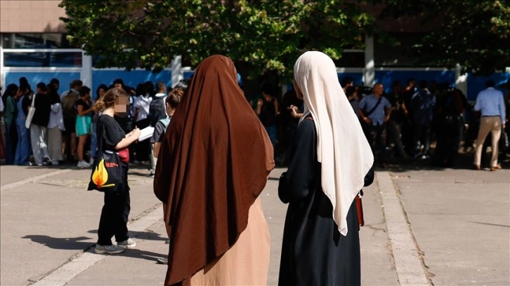 Fransa'da Danıştay okullardaki abaya yasağının devam etmesine karar verdi