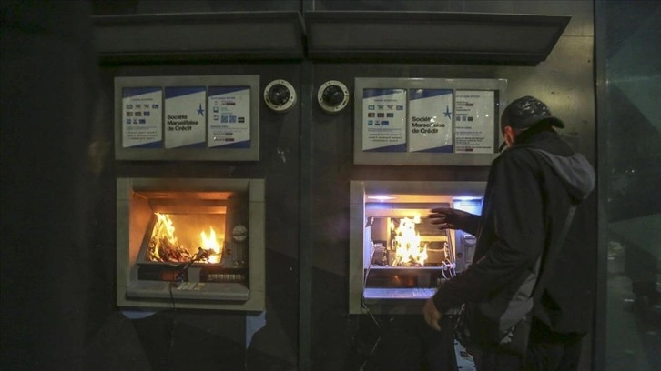 Fransa'da sokaklar polis kurşunuyla ölen genç için savaş alanına döndü