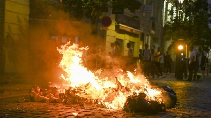 Fransa'daki gösterilerin 6. gecesinde gözaltılar sürüyor