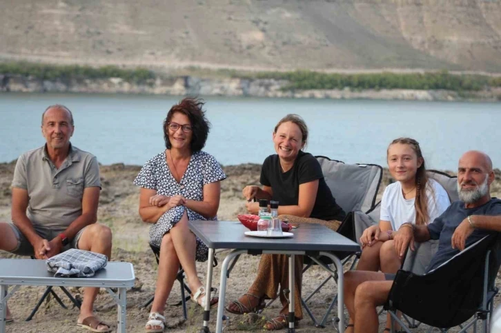 Fransız turistlerin Acıgöl’de kamp keyfi
