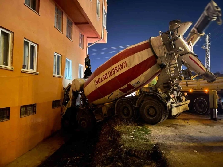 Beton mikseri binaya çarptı!