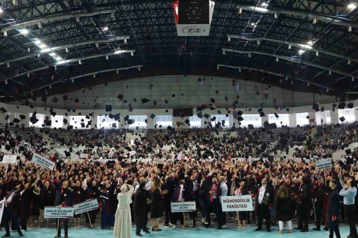 FÜ’de binlerce öğrenci mezun oldu
