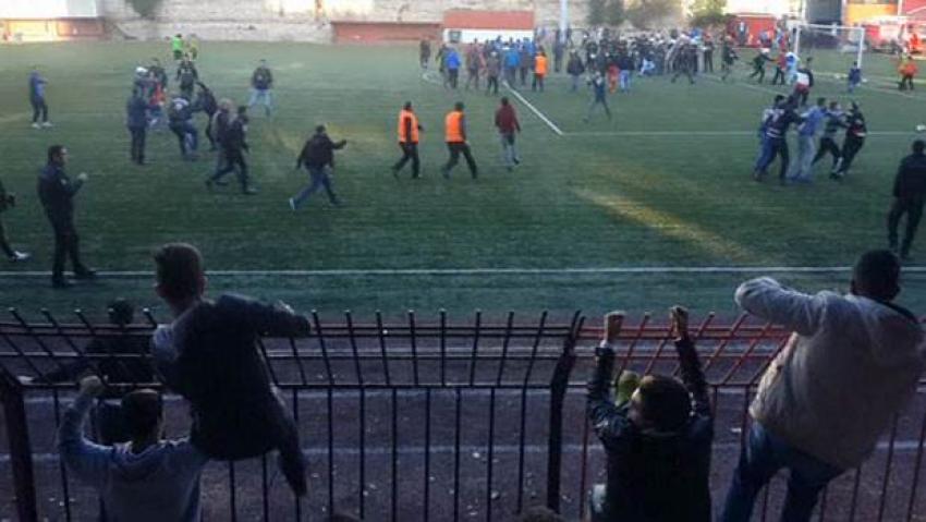 Saha bir anda karıştı! Futbolculara bıçaklı saldırı