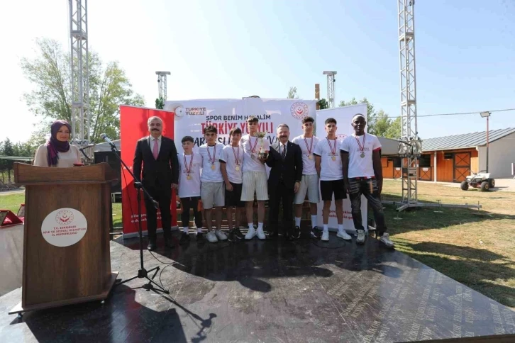 Futbol turnuvasının şampiyon takımına madalyalarını Vali Aksoy verdi
