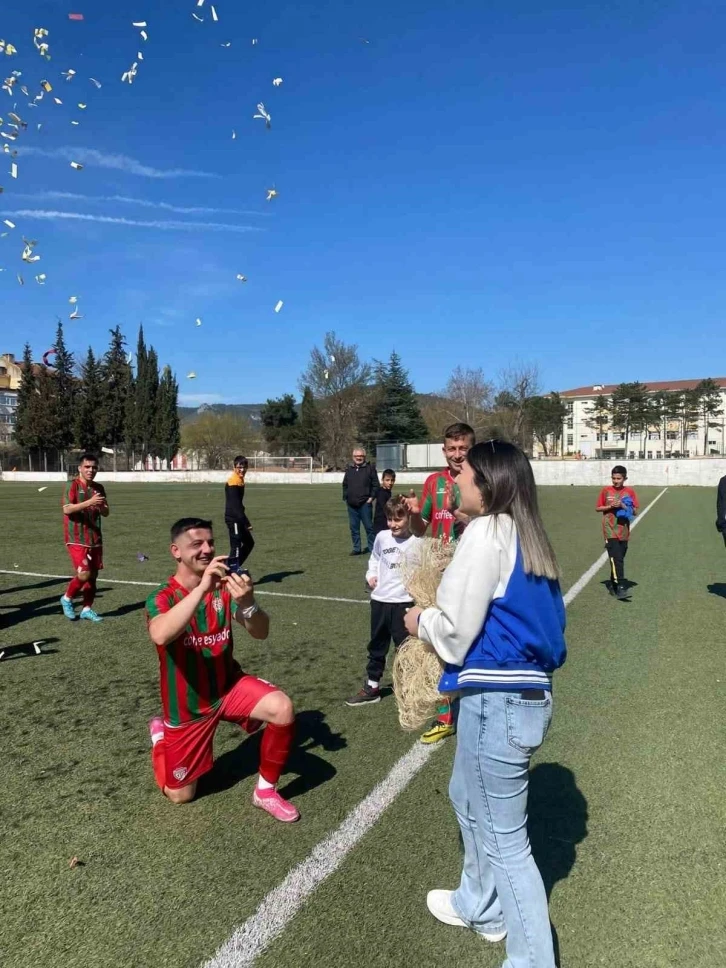 Futbolcudan kız arkadaşına sürpriz teklif
