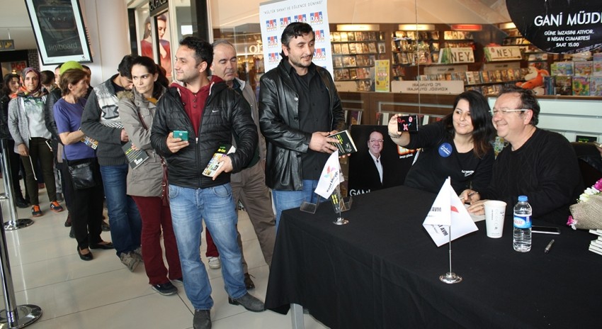 Gani Müjde, Bursa'da okurlarıyla buluştu