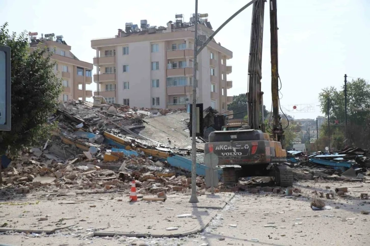 Gaziantep’te 12 katlı bina yıkım sırasında çöktü
