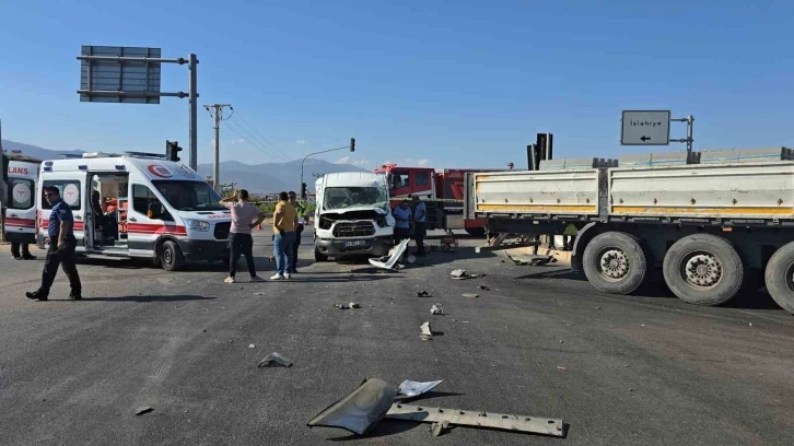 Gaziantep’te 3 aracın karıştığı kazada minibüs şoförü ağır yaralandı

