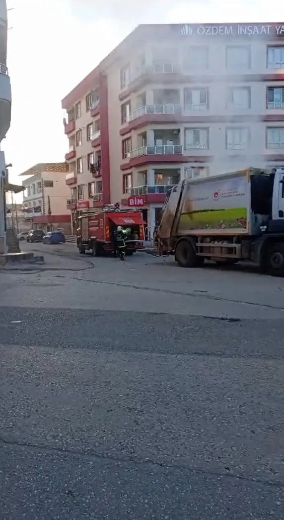 Gaziantep’te çöp kamyonunda çıkan yangını itfaiye söndürdü
