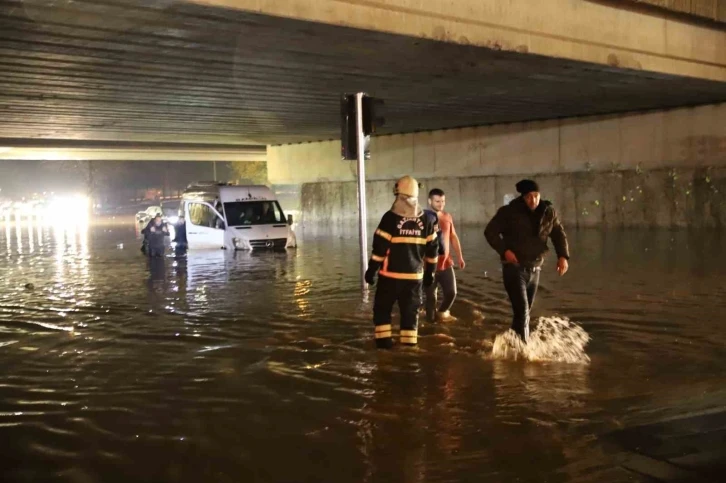 Gaziantep’te yağış nedeniyle köprülü kavşakta 5 araç sular altında kaldı
