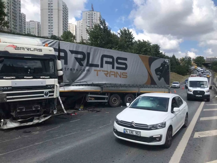 Gaziosmanpaşa’da bariyerlere çarpan tır kaldırıma çıktı
