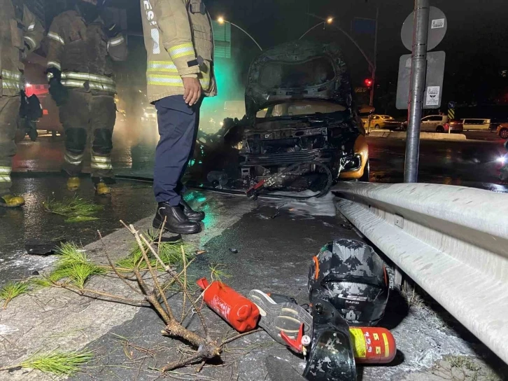 Gaziosmanpaşa’da ticari taksiyle motosiklet çarpıştı, motosikletteki bir kişi ağaca uçtu
