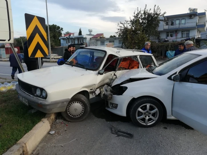 Gazipaşa’da iki otomobil çarpıştı: Zeytinler yola savruldu
