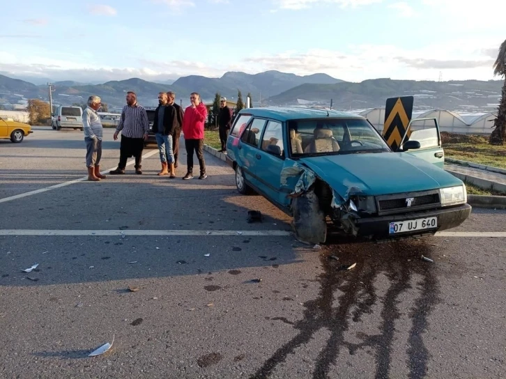 Gazipaşa’da kamyonet ile otomobil çarpıştı: 1 yaralı
