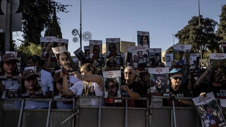 Gazze Şeridi'ndeki esirlerin yakınları İsrail Meclisi önünde gösteri düzenledi