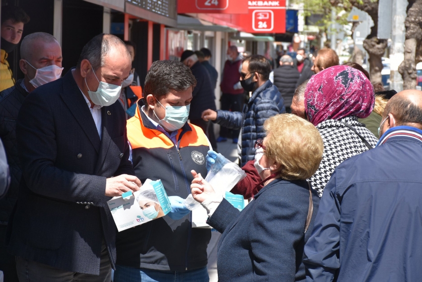 Gemlik Belediyesi'nden vatandaşlara 200 bin maske