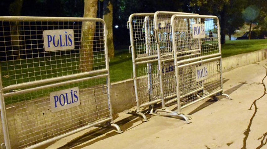 Gezi Parkı'na polis bariyerleri getirildi