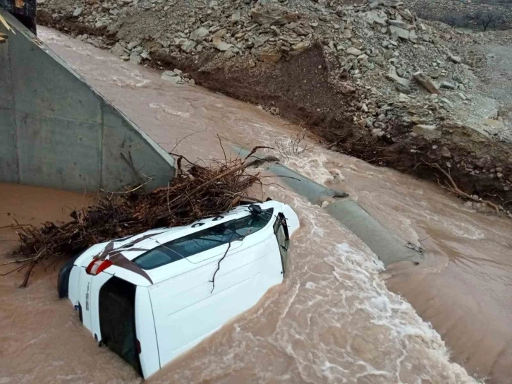 Gece sel sularında sürüklenen araç gündüz vinç ile kurtarıldı
