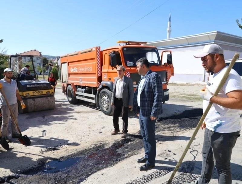 Gediz’de asfalt çalışmaları devam ediyor
