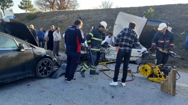 Gediz’de iki otomobil kafa kafaya çarpıştı: 1 ölü, 3 yaralı
