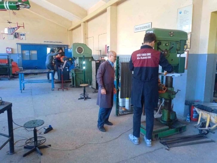 Gediz’de meslek lisesi öğrencilerinden durak üretimi
