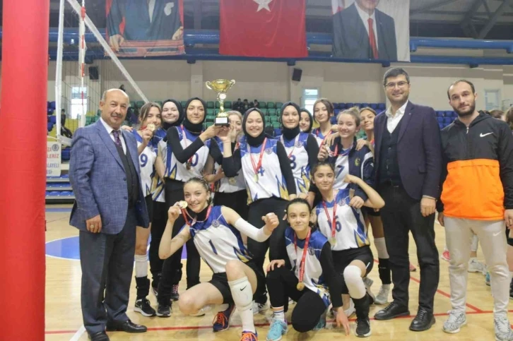 Gediz Mustafa Necip Alâyeli Anadolu Lisesi kız voleybol takımı il 1. oldu