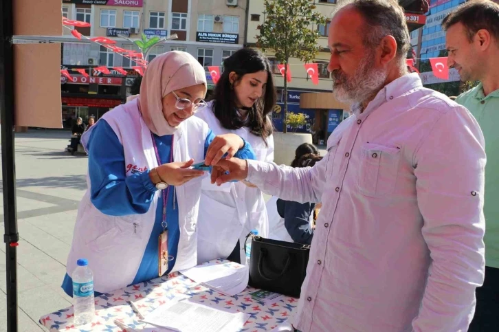 Geleceğin doktorlarından Rize meydanında sağlık taraması
