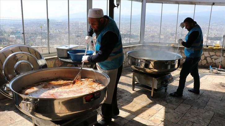 Geleneksel Özbek yemekleri depremzedelerin iftar sofralarına gidiyor