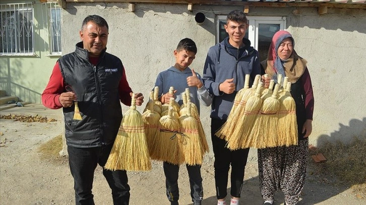 Geleneksel yöntemlerle ot süpürgesi yapıyorlar