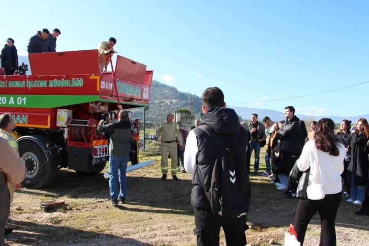 Genç iletişimciler yangın söndürme gönüllüsü oldu
