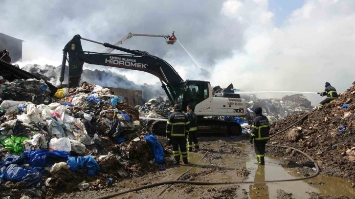 Geri dönüşüm fabrikasında 18 saattir soğutma çalışması yapılıyor
