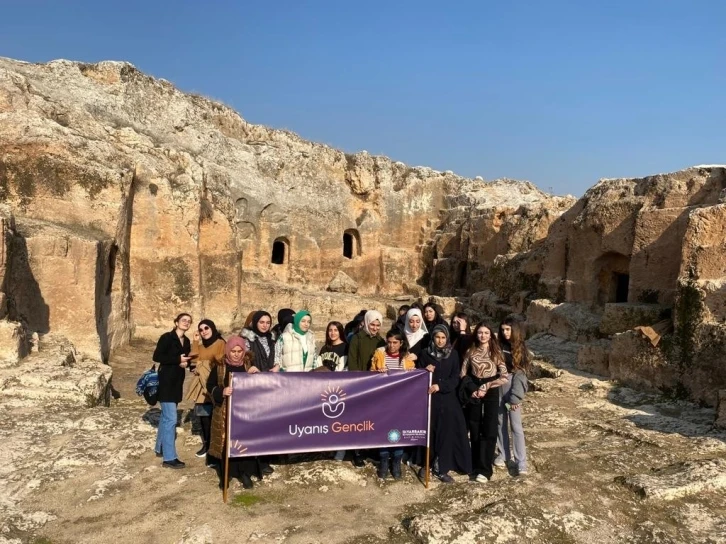 “Gez-Gör Diyarbakır” etkinlikleriyle kız yurdu öğrencileri Hilar Mağaralarını gezdi
