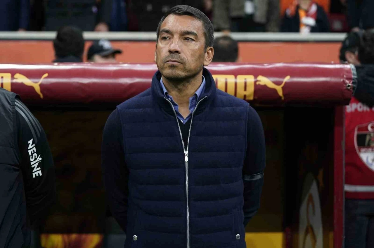 Giovanni van Bronckhorst’tan tek değişiklik
