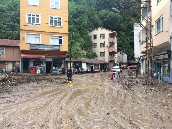 Giresun’un Duroğlu beldesinde selin ardından temizlik çalışmaları başladı
