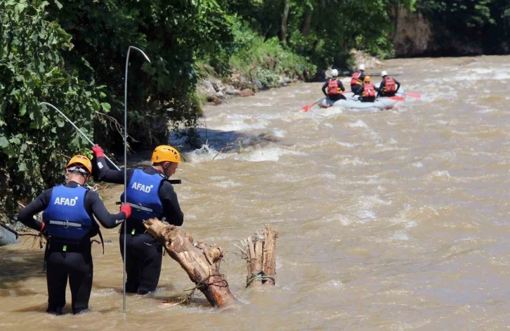 Giresun’un Duroğlu beldesindeki selde kaybolan şahsı arama çalışmaları sürüyor
