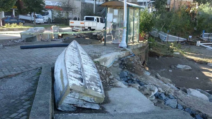 Giresun’un Tirebolu ilçesinde dalgaların yol açtığı tahribatın giderilmesi için çalışma başlatıldı
