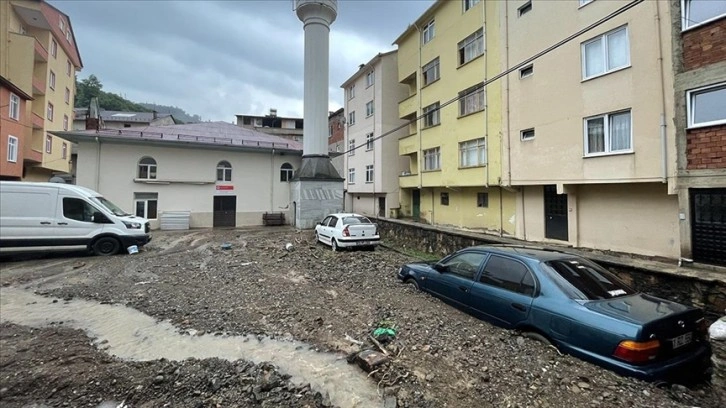 Giresun'da sağanak su baskınlarına neden oldu