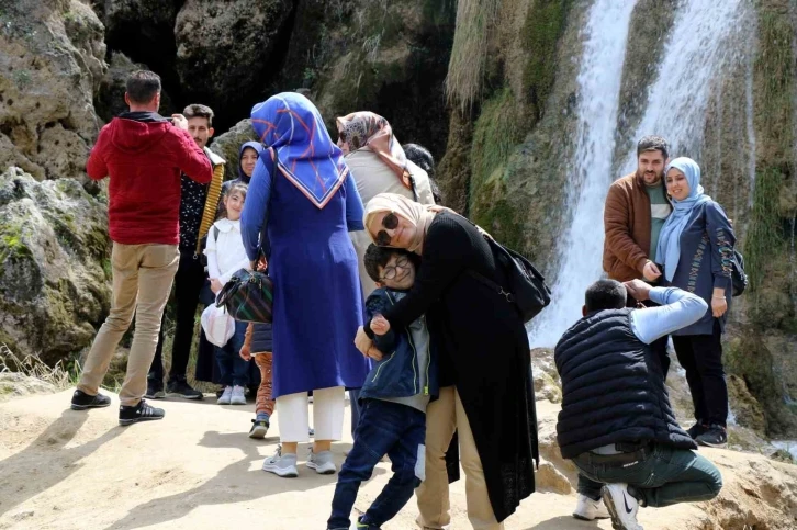 Girlevik Şelalesi bayramda da vatandaşların uğrak yeri oldu