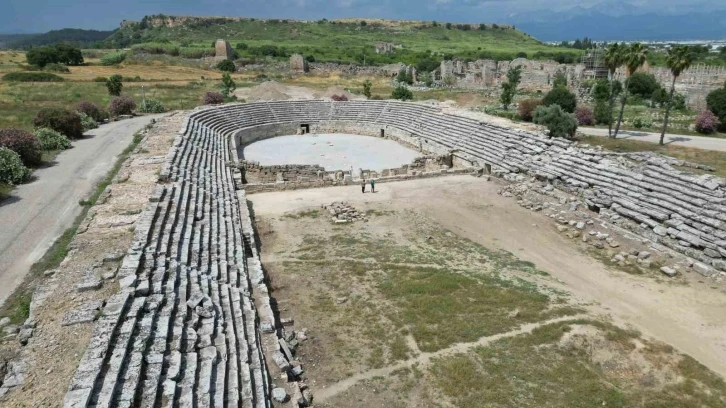 Gladyatör dövüşlerinin yapıldığı Perge Antik Kenti stadyumunun 5 bin kişilik kısmı açıldı
